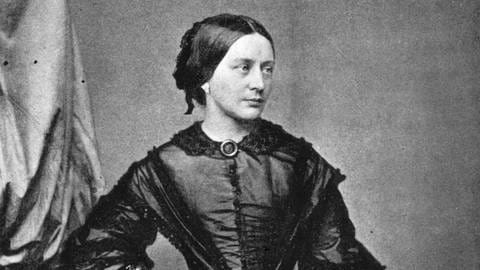 Schwarz-Weiß-Porträt von Clara Schumann im schwarzen Trauerkleid.