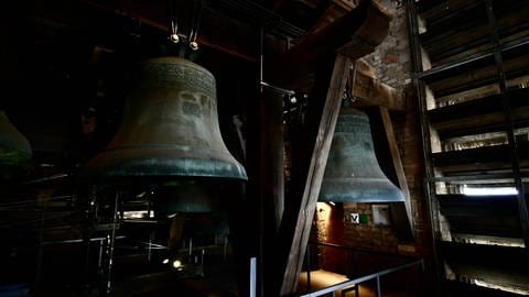 Glocken hängen im Turm der Kathedrale von Mechelen