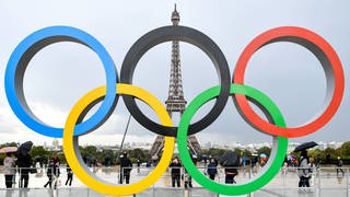 Die Olympischen Ringe vor dem Eiffelturm in Paris