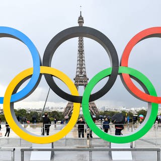 Die Olympischen Ringe vor dem Eiffelturm in Paris