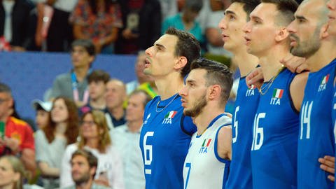 Italiens Volleyballmannschaft singt die italienische Nationalhymne während des Olympia-Spiels gegen Brasilien.