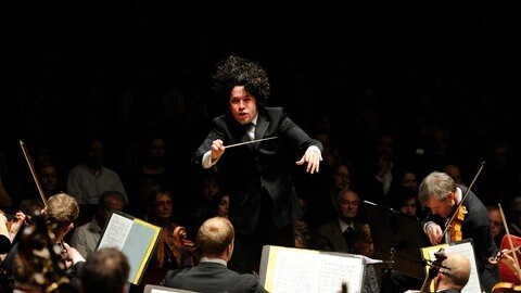 Gustavo Dudamel beim Dirigieren im Konzerthaus Stockholm