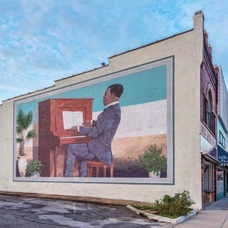 Scott Joplin spielt Maple Leaf Rag am Klavier – ein großes Wandgemälde für ein Gebäude von Stanley James Herd in der historischen Innenstadt von Sedalia, Missouri (Aufnahme vom 3. August 2015)