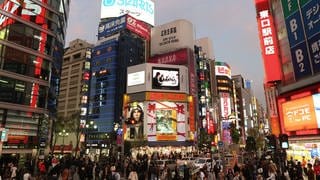 Eine belebte Kreuzung in Tokio