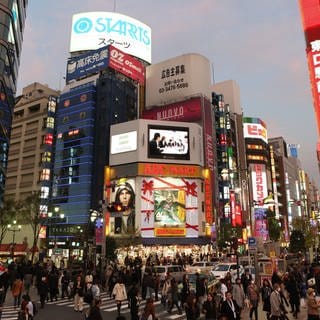 Eine belebte Kreuzung in Tokio