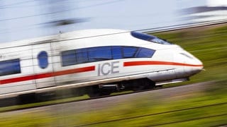 Ein ICE der Deutschen Bahn in voller Fahrt