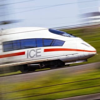 Ein ICE der Deutschen Bahn in voller Fahrt