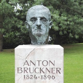 Statue des Komponisten Anton Bruckner vor dem Brucknerhaus in Linz