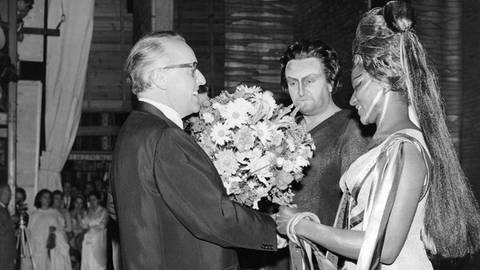 Wieland Wagner gratuliert Grace Bumbry und Wolfgang Windgassen nach der „Tannhäuser“-Premiere 1961 in Bayreuth