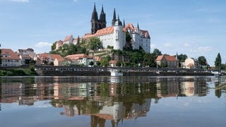 Die Albrechtsburg mit dem Dom spiegelt sich in der Elbe (Meissen, Sachsen)