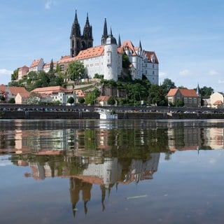 Die Albrechtsburg mit dem Dom spiegelt sich in der Elbe (Meissen, Sachsen)