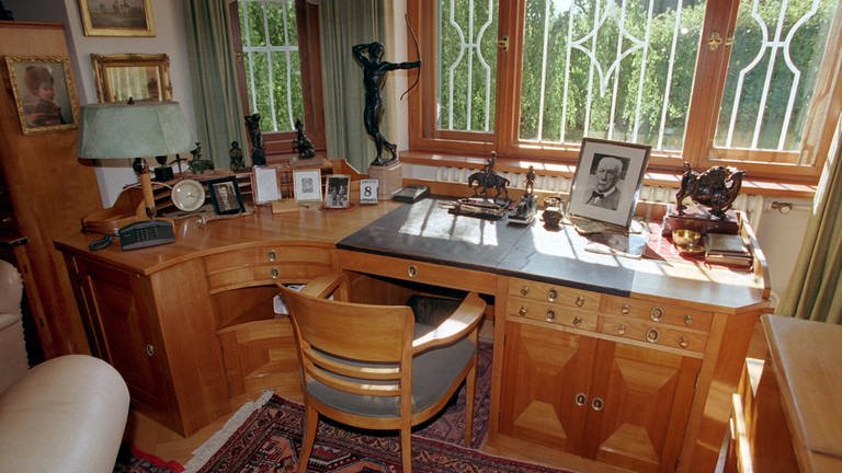 Arbeitszimmer von Richard Strauss mit Schreibtisch.