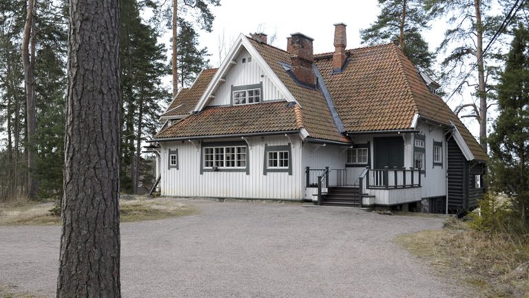 Das Wohnhaus von Jean Sibelius mit Holzfassade und Dachziegeln.