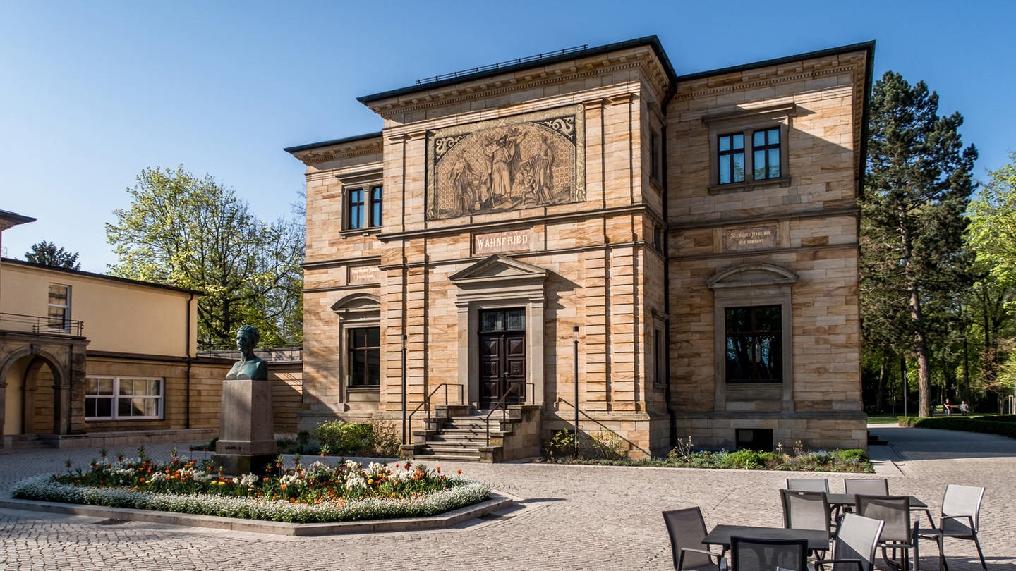 Fassade von Haus Wahnfried, der Villa des Komponisten Richard Wagner in Bayreuth. Über dem Eingang ist Fries mit Darstellung des Gottes Wotan.