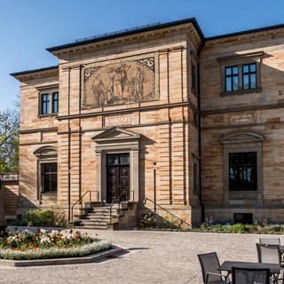 Fassade von Haus Wahnfried, der Villa des Komponisten Richard Wagner in Bayreuth. Über dem Eingang ist Fries mit Darstellung des Gottes Wotan.