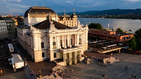 Außenansicht des Opernhauses in Zürich aus der Luft.