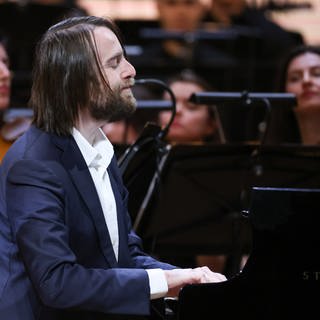 Daniil Trifonov am Flügel bei einem Konzert zum 100-jährigen bestehen der Moskauer philharmonischen Gesellschaft in der Tchaikovsky Concert Hall (Januar 2022)