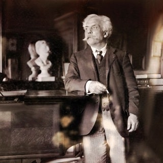 Gabriel Fauré, 1845 – 1924, französischer Komponist, neben seinem Klavier in seiner Wohnung, Boulevard Malesherbes; Paris, digital bearbeitet nach einer Fotografie von Dornac