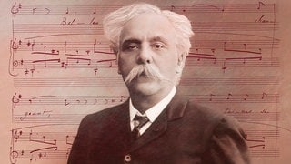 Gabriel Fauré (1845-1924): Schwarz-weiß-Foto von Pierre Petit (1905) vor den Noten seines  Lieds "Arpège" op. 76 Nr. 2