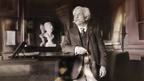 Gabriel Fauré (1845-1924) neben seinem Klavier in seinem Appartement, Boulevard Malesherbes in  Paris. Digital bearbeitet nach einem Foto von Dornac