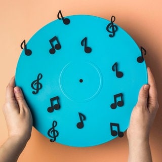 Draufsicht blaues Vinyl mit Musiknoten