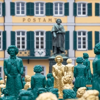 Kunstinstallation "Ludwig van Beethoven - Ode an die Freude" - 700 Ludwig van Beethoven Skulpturen sehen auf dem Bonner Münsterplatz vor dem historischen Beethovendenkmal. Eine Bürgeraktion zum 250. Geburtstag von Ludwig  van Beethoven am 17.05.2019.