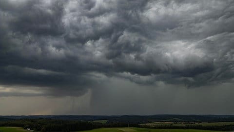 Luftaufnahme - Dunkle Wolken am Himmel (Siegen-Oberschelden)