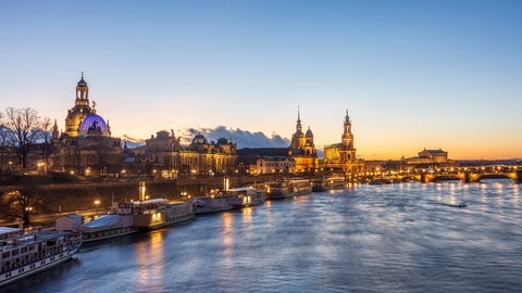 Elbeufer in der Dresdener Altstadt mit den Fassaden der Frauenkirche, der Schlosskirche, des Schlosses usw.