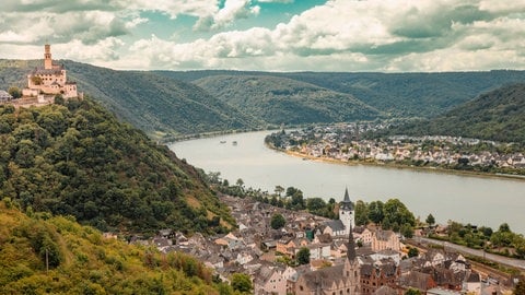 Das Mittelrheintal bei Braubach nahe Koblenz. Oberhalb des Rheins thront die Marksburg auf dem Berg.