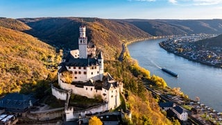 Die Marksburg oberhalb von Brauchbach am Rhein bei Koblenz