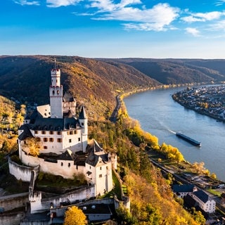 Die Marksburg oberhalb von Brauchbach am Rhein bei Koblenz