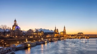 Elbeufer in der Dresdener Altstadt mit den Fassaden der Frauenkirche, der Schlosskirche, des Schlosses usw.