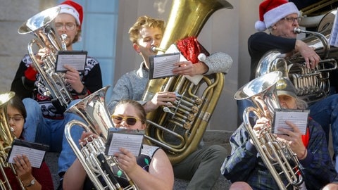 Tuba- und Euphonium-Spieler mit Weihnachtsmütze