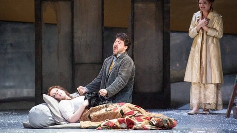 Giselle Allen als Mimi, Alex Vicens als Rodolfo und Kate Valentine als Musetta bei einer Aufführung von La Boheme im Wales Millennium Centre, Cardiff.