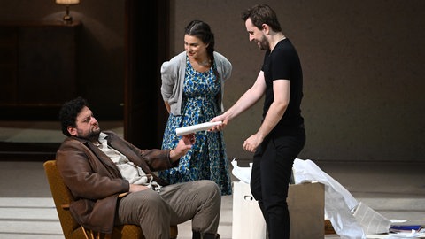 Probenfoto aus der Salzburger Inszenierung von "Il trittico" (2022): Misha Kiria (Gianni Schicchi), Asmik Grigorian (Lauretta) und Alexey Neklyudov (Rinuccio)