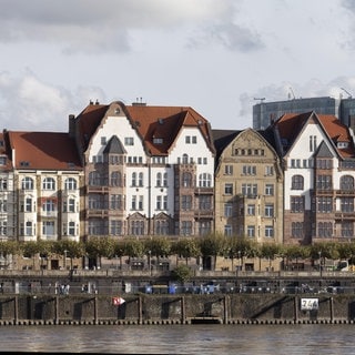 Häuserzeile und Rheinpromenade, Düsseldorf (Mannesmannufer)