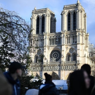 Note Dame_ Paris bereitet sich auf die Wiedereröffnung vor 