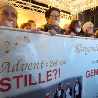 Stummes Chorkonzert als Protest gegen GEMA auf dem Koblenzer Weihnachtsmarkt 2024