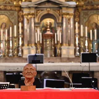 Das Bild zeigt deine Büste des Komponisten und Musikers Anton Bruckner vor dem Altar der St. Nikolauskirche in Bad ISchl 2023