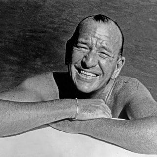 Der britische Schauspieler, Schriftsteller und Komponist Noël Coward im Swimmingpool, Anfang 1960er Jahre. 