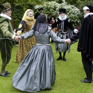 Kostümierte Tänzer stellen elisabethanische Tage und traditionelle Tänze in Mittelengland nach.