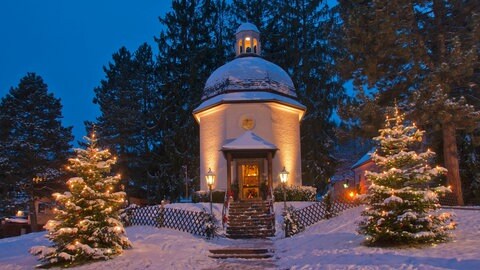 Die Stille-Nacht-Kapelle in Oberndrof am Abend bei Schnee