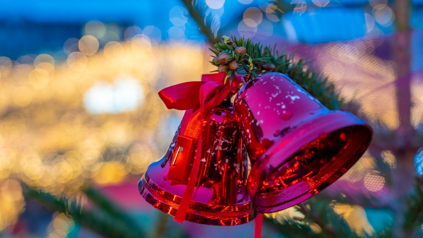 Weihnachtliche rote Glöckchen am Tannenbaum