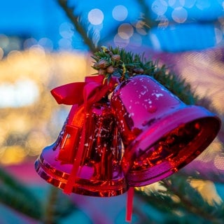 Weihnachtliche rote Glöckchen am Tannenbaum