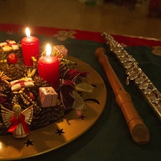 Symbolbild für Weihnachtsmusik: Adventkranz und Musikinstrumente