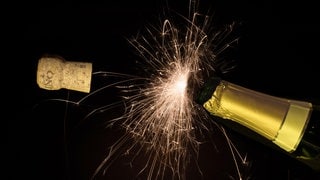 Sektflasche - Korken knallt zu Silvester