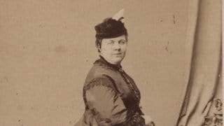 Schwarz-weiß-Fotografie der Komponistin, Pianistin und Schauspielerin Constanze Geiger (1835-90)