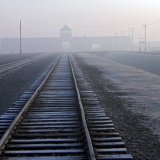 Das Haupttor des ehemaligen Konzentrationslagers Auschwitz-Birkenau im Nebel