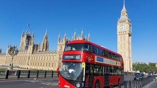 Roter Doppeldeckerbus vor Big Ben mit House of Parliament, London