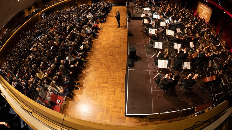Publikum und Orchestre Philharmonique du Luxembourg im Mozartsaal